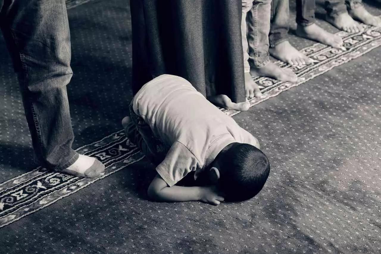 Secondo i pilastri dell’Islam, anche i bambini devono dedicare del tempo alla preghiera.