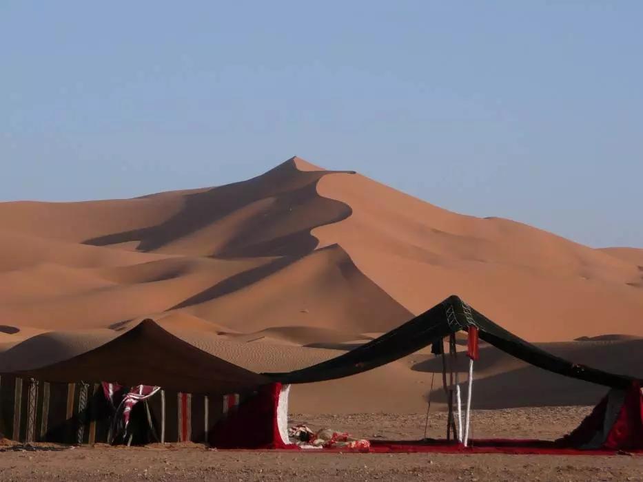 Un viaggio nel deserto: dormire in tenda può essere un'esperienza indimenticabile!