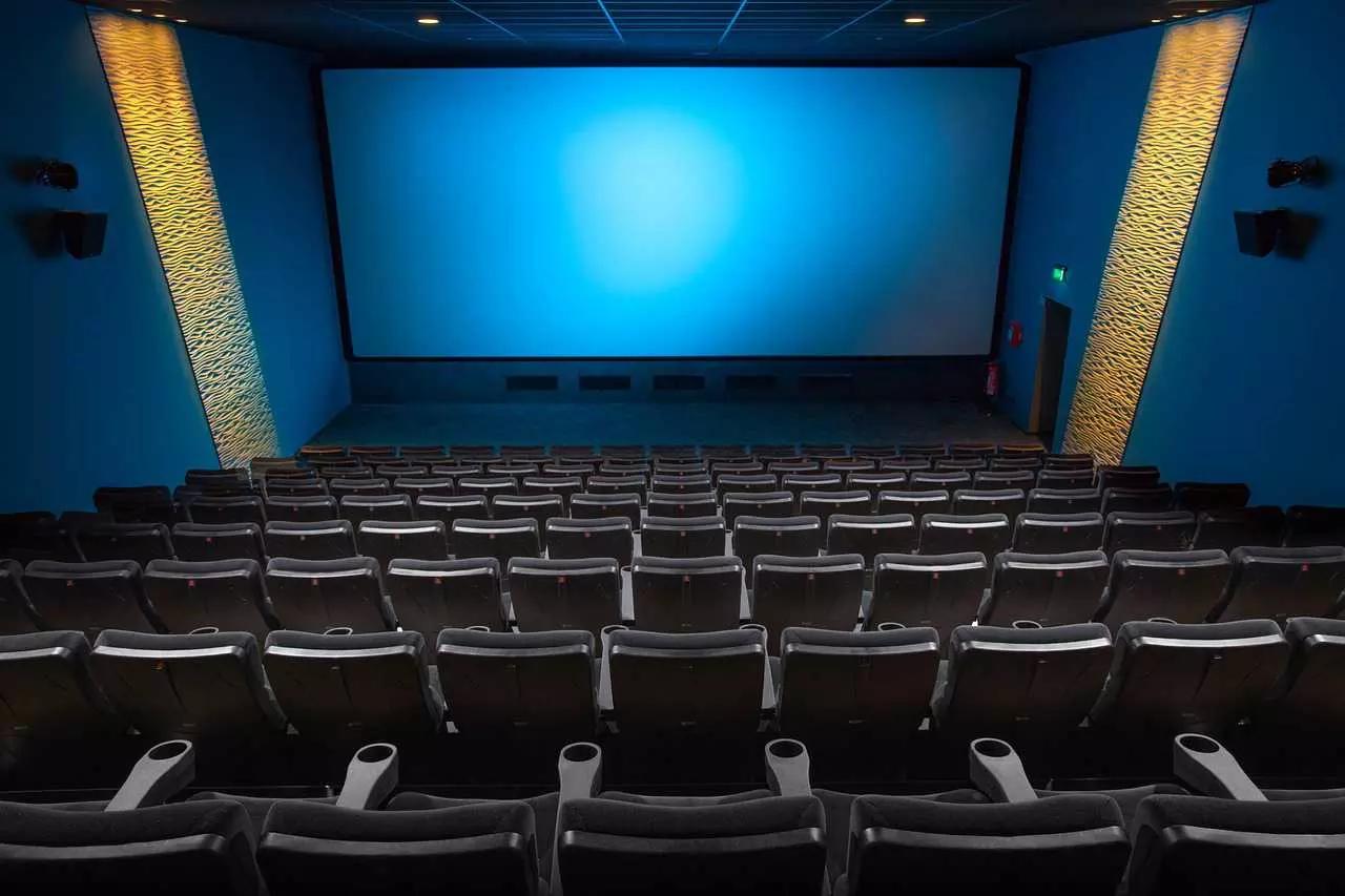Siediti su di una comoda poltrona, rilassati e aspetta l’inizio del film in lingua originale: l’Arabo farà presto parte delle tue conoscenze.