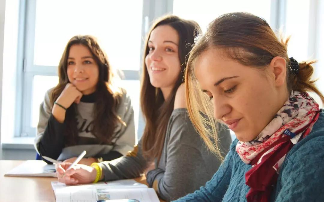 Per colmare il divario nelle scuole molte associazioni fanno aiuto compiti gratuitamente.