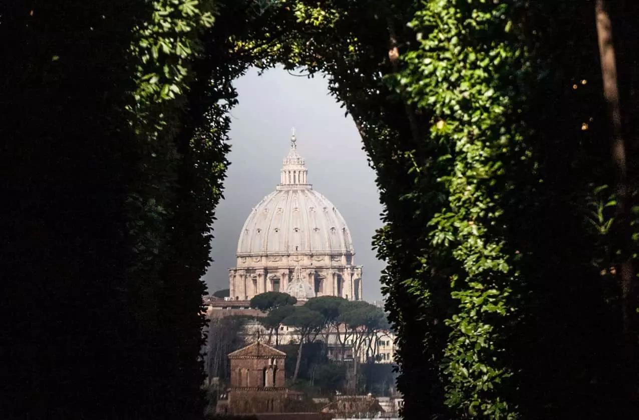 Ci sono molti modi per imparare arabo a Roma come gli insegnanti a domicilio, i corsi pomeridiani a scuola, le lezioni di arabo all'università o i corsi di arabo presso associazioni, centri culturali e scuole di lingua private.