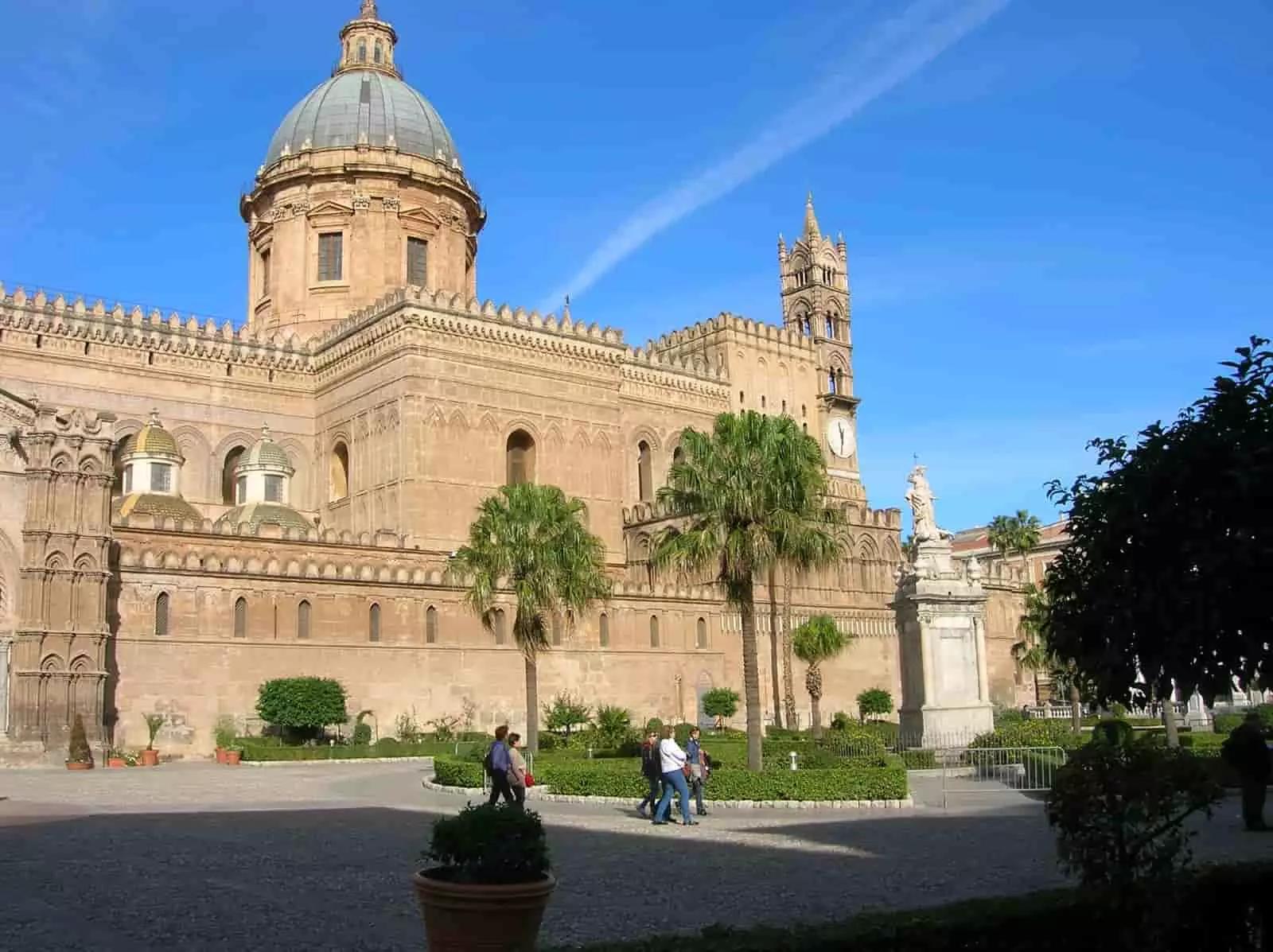 Palermo è portatrice di un presente e passato multiculturale per questo è facile trovare corsi di arabo presso associazioni, scuole, università e con un insegnante privato.