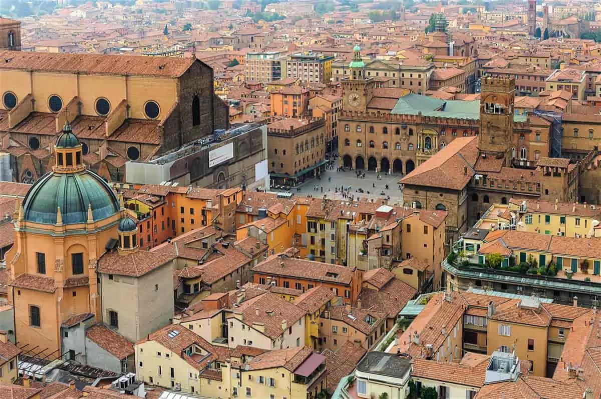 Bologna ha molte associazioni e centri culturali aperti al dialogo tra culture diverse che ti offrono lezioni di arabo, ma se vuoi imparare con i tuoi tempi puoi sempre contattare un insegnante di arabo a domicilio.