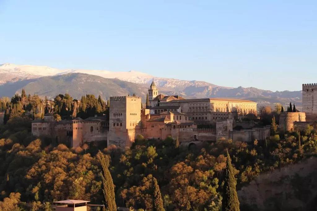 Secondo alcune versioni il nome deriva dal colore rosato delle mura che circondavano l'Alhambra