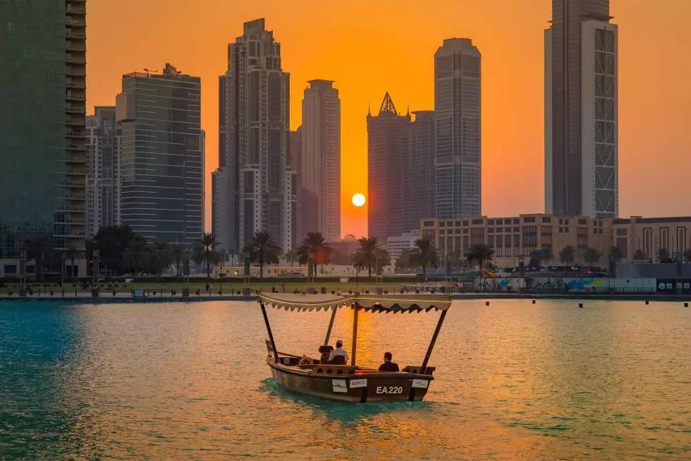 Grazie alla coniugazione araba potrete commentare il tramonto a Dubai con i vostri amici arabofoni.