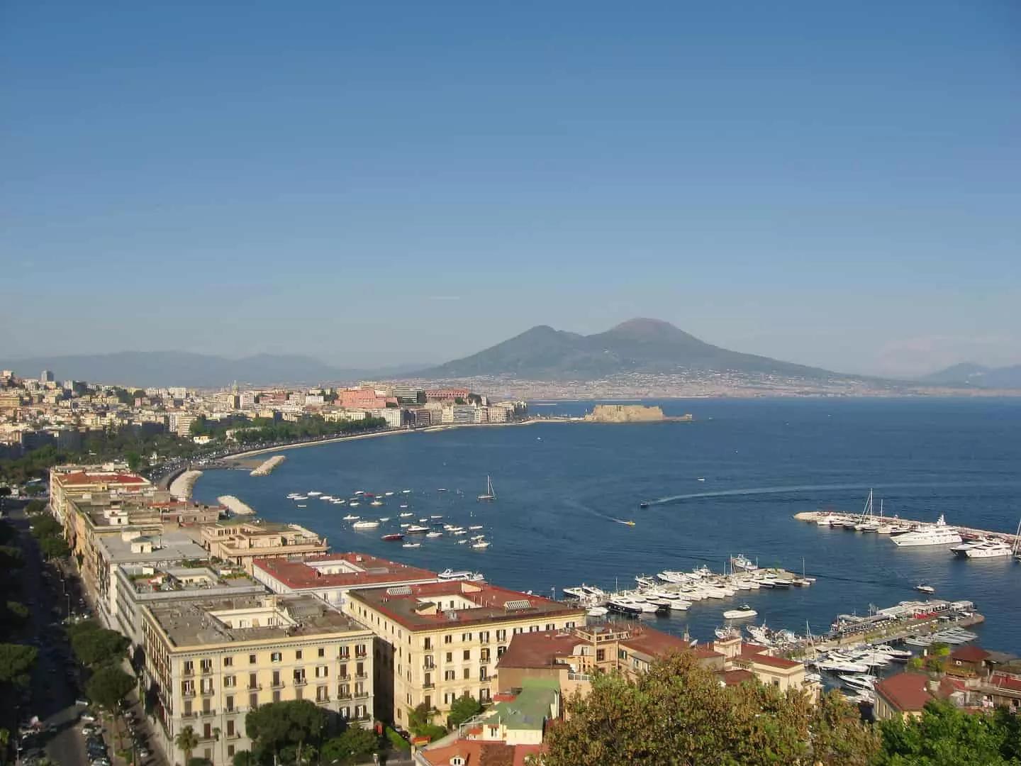Come in altre città, gli istituti scolastici di Napoli non hanno a disposizione molti corsi di arabo.
