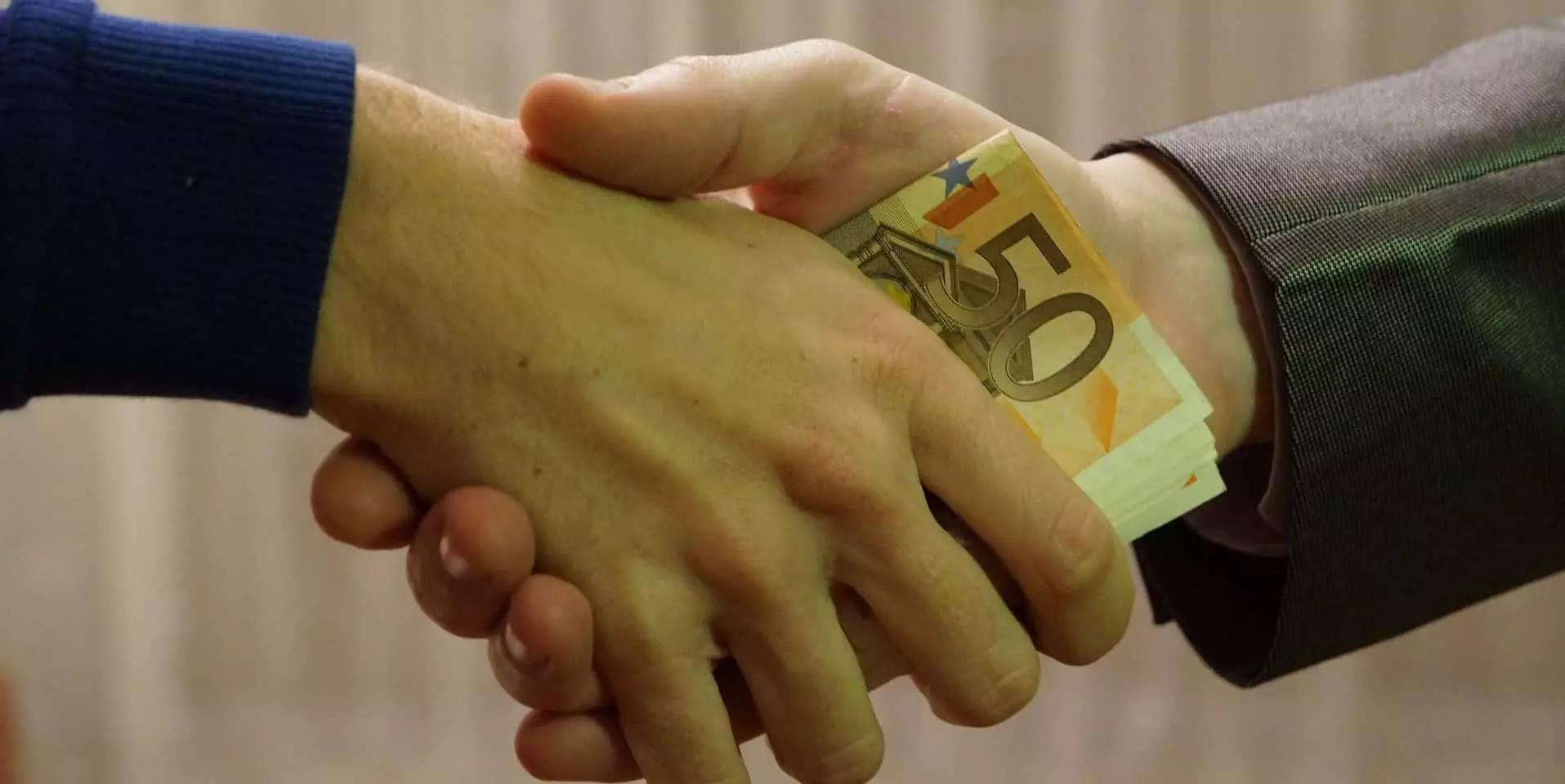Qualunque modo usi per pagare le lezioni private che sia il libretto famiglia o la fattura emessa da un insegnante con partita Iva è importante per fare le cose nel rispetto della legge.