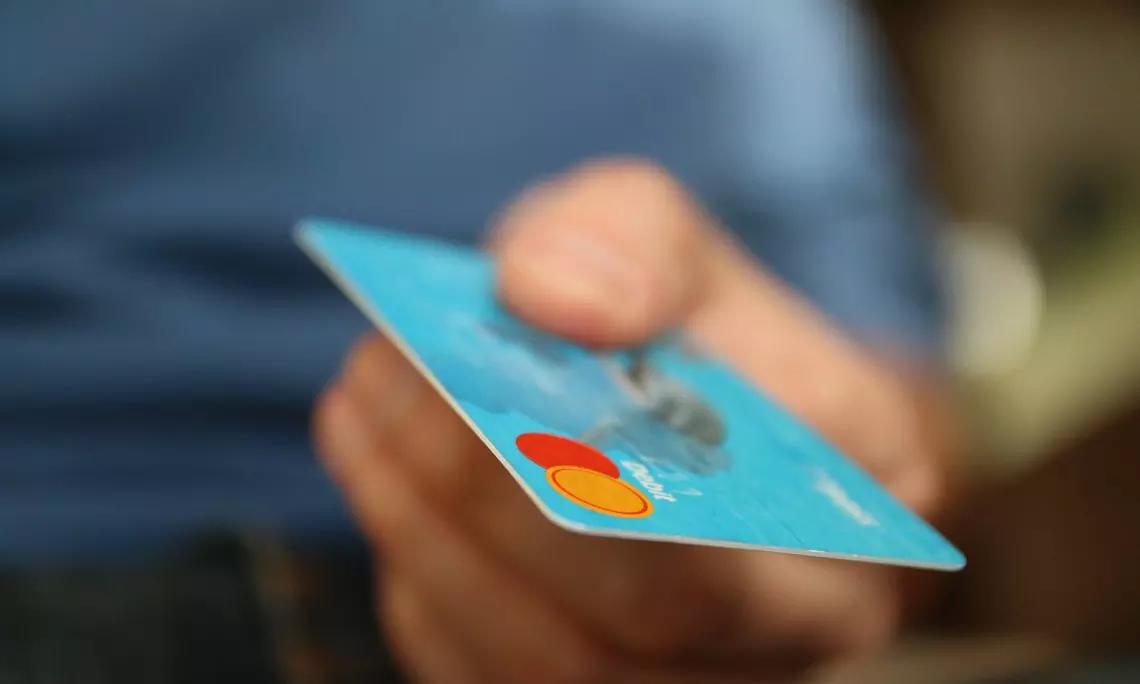 Contanti, carta di credito o bonifico sono tutti strumenti per pagare legalmente le lezioni a domicilio.
