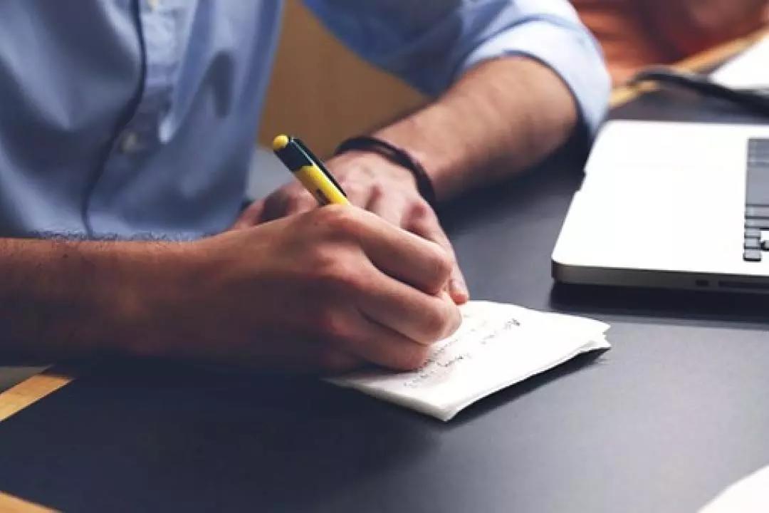 Per trovare l'insegnante più adatto alle tue esigenze dovresti scrivere un annuncio ripetizioni dettagliato specificando il tuo livello e i tuoi obiettivi formativi.