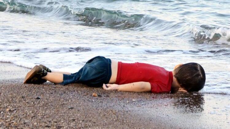 Un bambino siriano deceduto in mare.