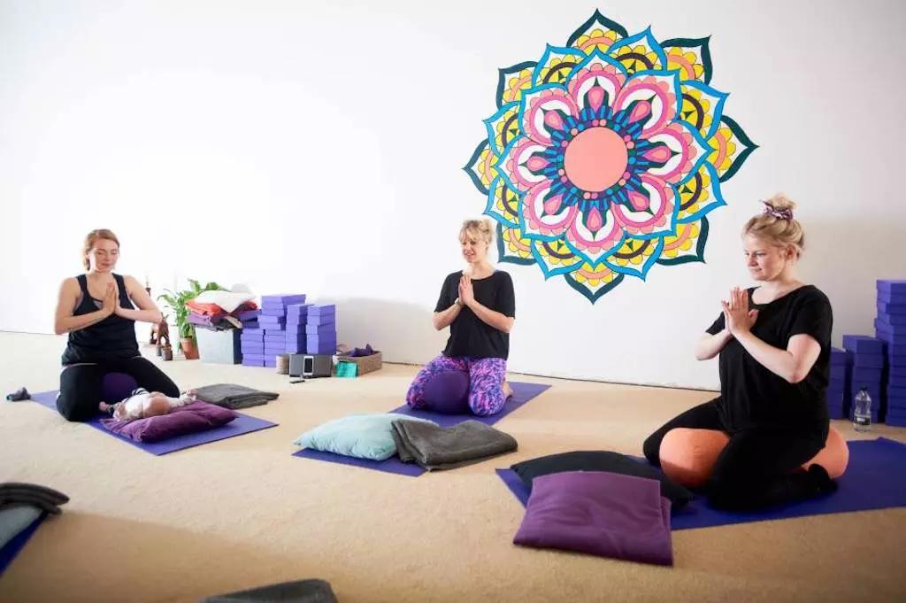 In Occidente, lo yoga è ormai diventato fenomeno di culto, soprattutto grazie al credito accordatogli da varie star.