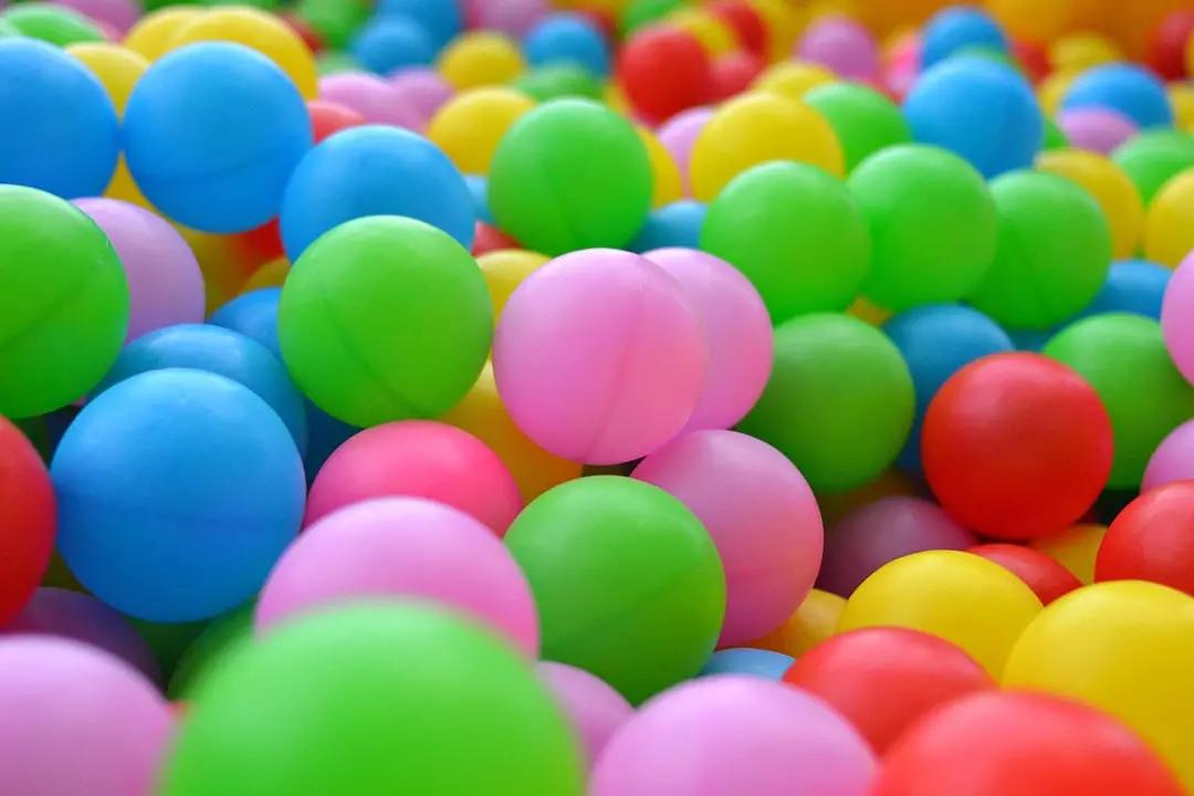 Fare un gioco con la palla è un ottimo modo per coinvolgere i bambini in una lezione.