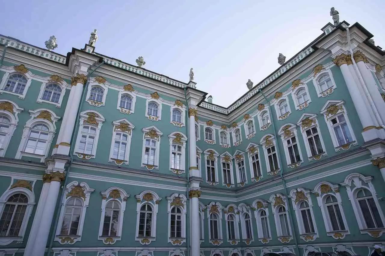 Questo palazzo è tanto affascinante fuori, quanto ricco di storia nelle sue numerosissime stanze.