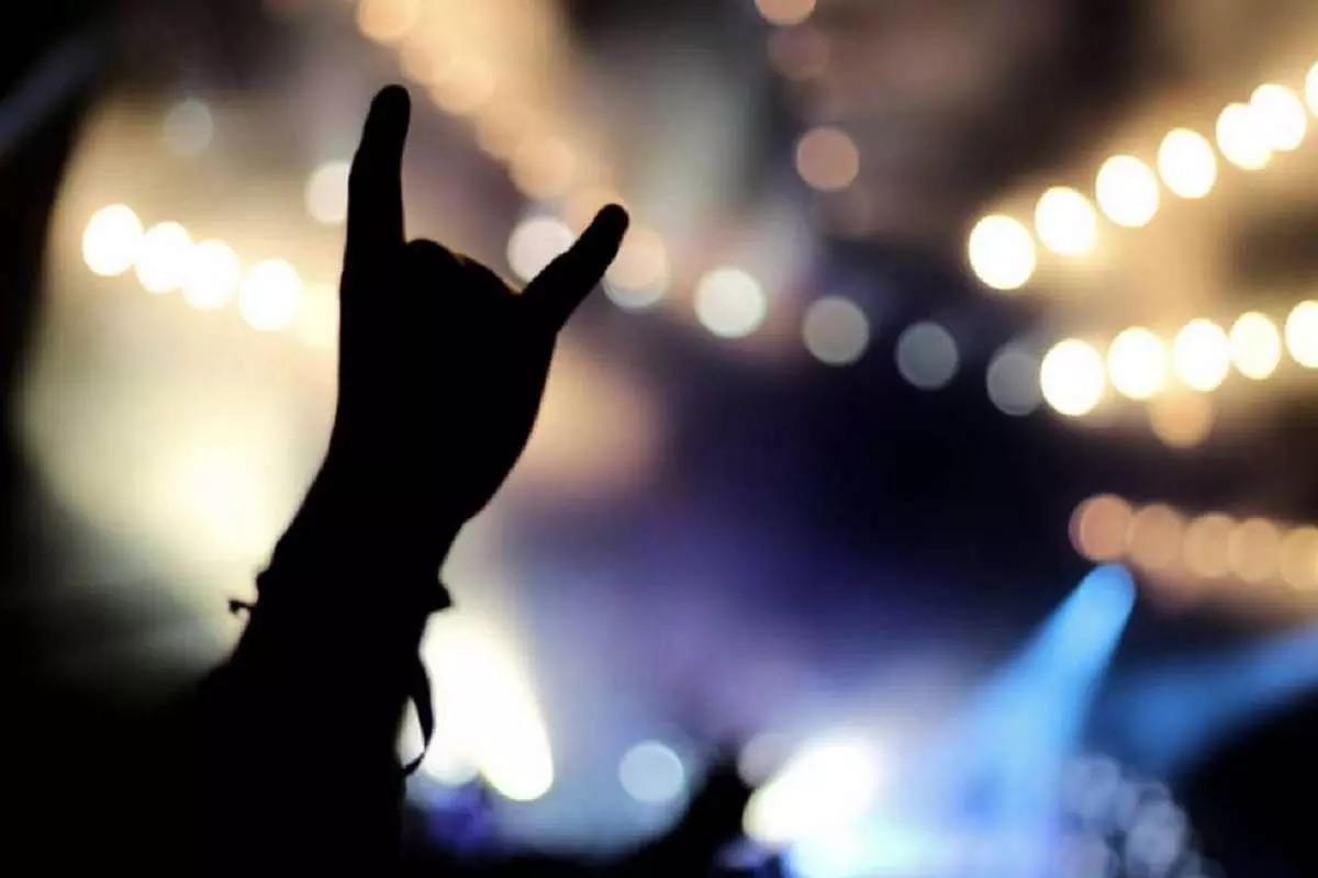 Segui delle indicazioni base per imparare a suonare la tua chitarra come un dio del rock.