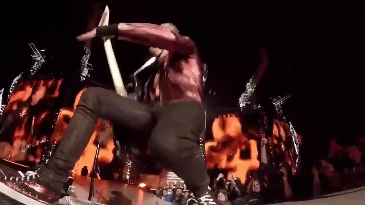 Prima di lanciarti in un’avventura simile, assicurati di saper suonare almeno discretamente.