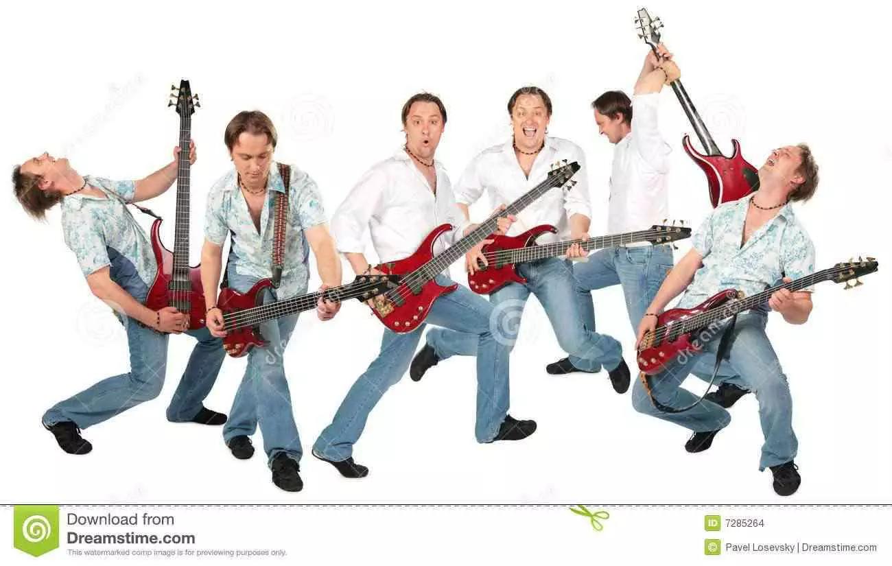 Una chitarra crea sempre un ambiente favorevole per tutti: con o senza falò!