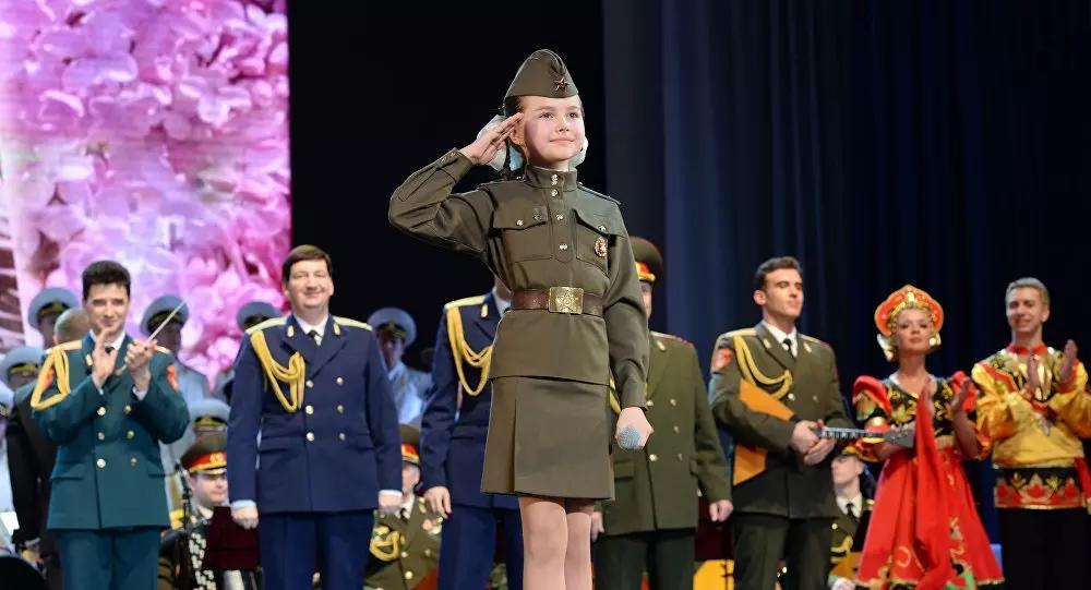 Valerya Kournushkina, una giovane cantante, mentre interpreta "Katyusha"