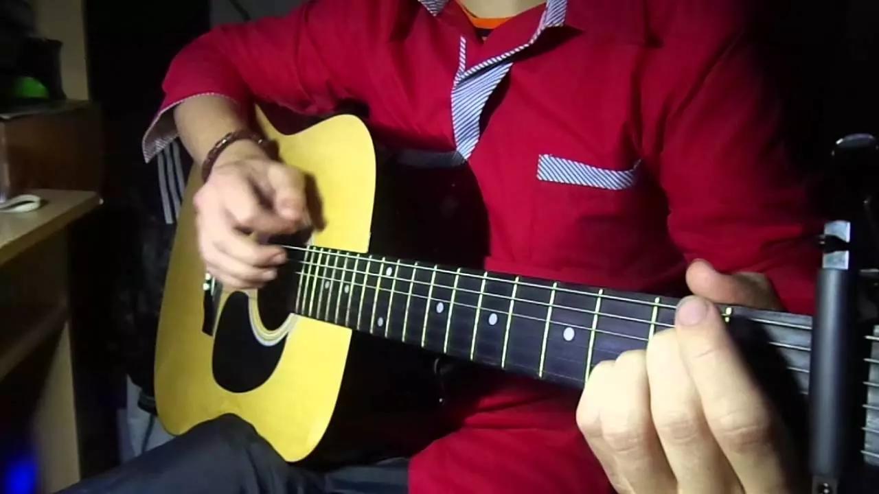 Se sei un chitarrista autodidatta puoi seguire un corso di chitarra con i metodi adatti al tuo livello e alle tue aspettative, ma leggi bene le indicazioni su quanto teoria e quanta pratica ci trovi.