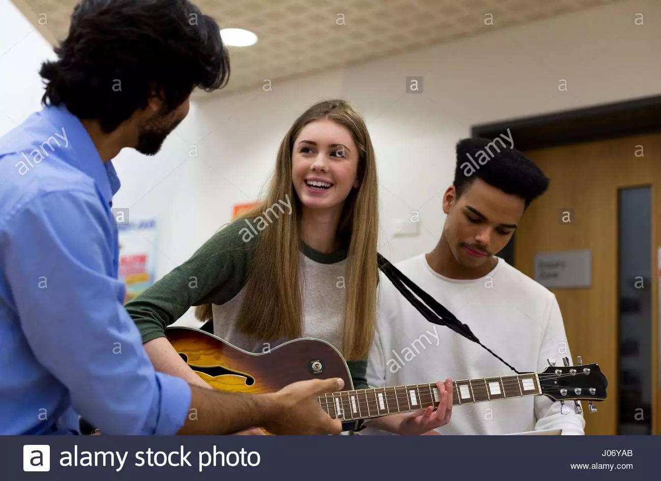 Non sarà possibile certo prendere lezioni dai grandi chitarristi dello spettacolo, ma potrai comunque trovare un insegnante che ti metta sulla buona strada.