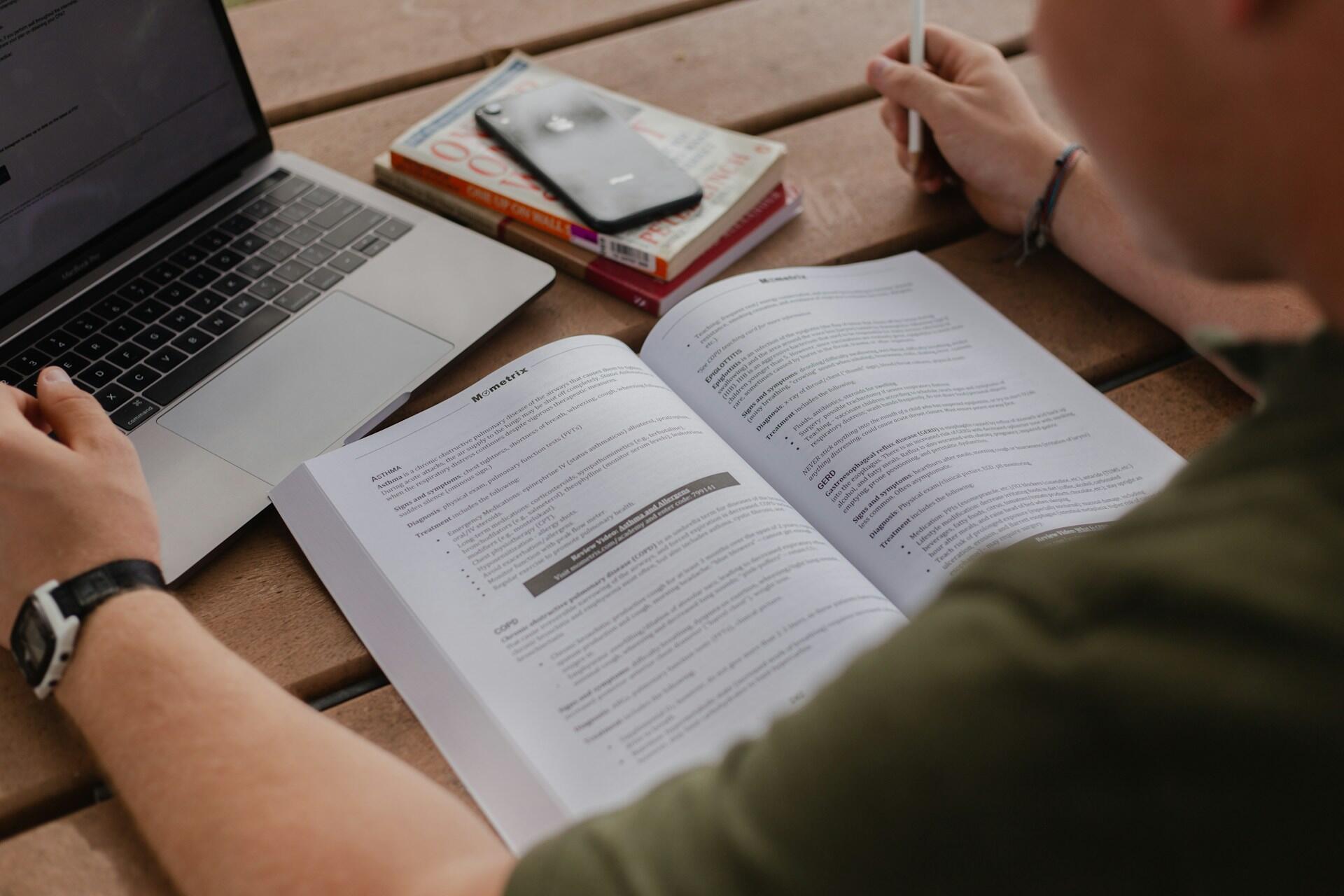 Ragazzo studia per maturità matematica 2026.
