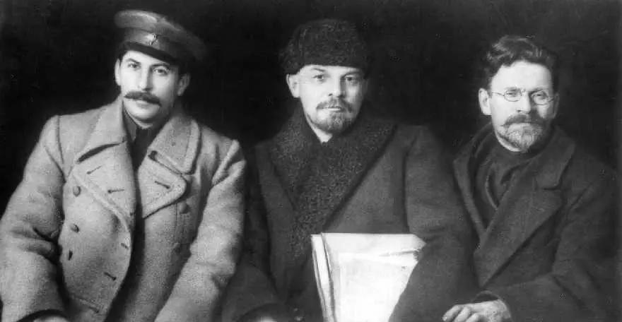 Da sinistra a destra: Stalin, Lenin, Kalinin: tutti loro hanno svolto un ruolo decisivo nella storia russa