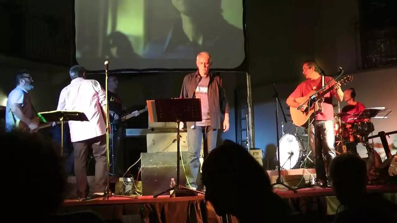 Imparare da soli e restare sempre soli a suonare richiede invece molta più convinzione.