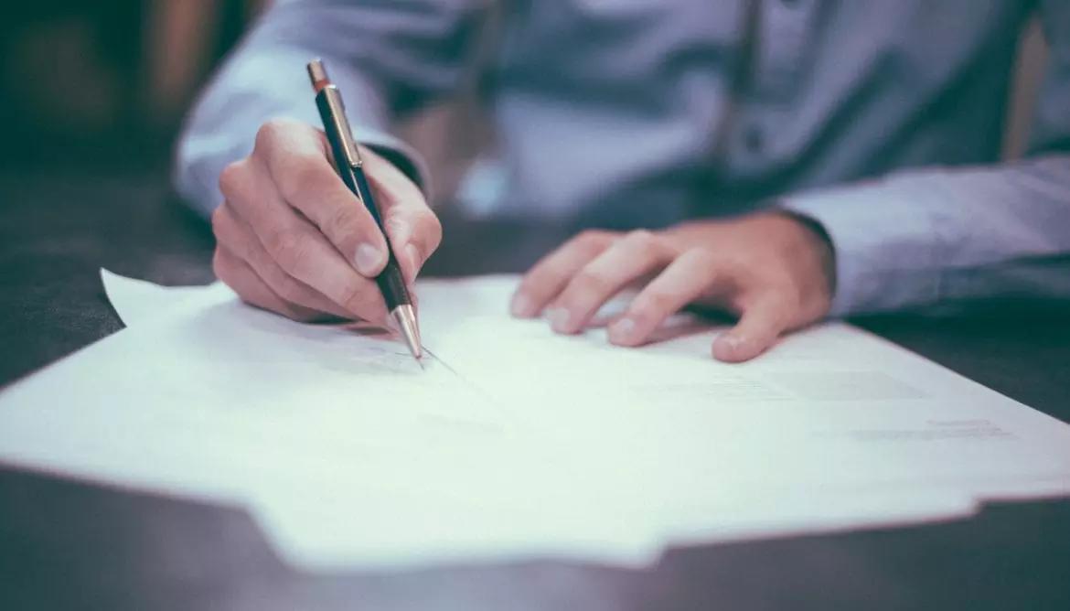 Per evitare di fare degli errori in inglese e perderti un'opportunità di studio e lavoro, cerca di esercitarti da solo, con il lessico, con un amico di penna o con un insegnante di inglese a domicilio.