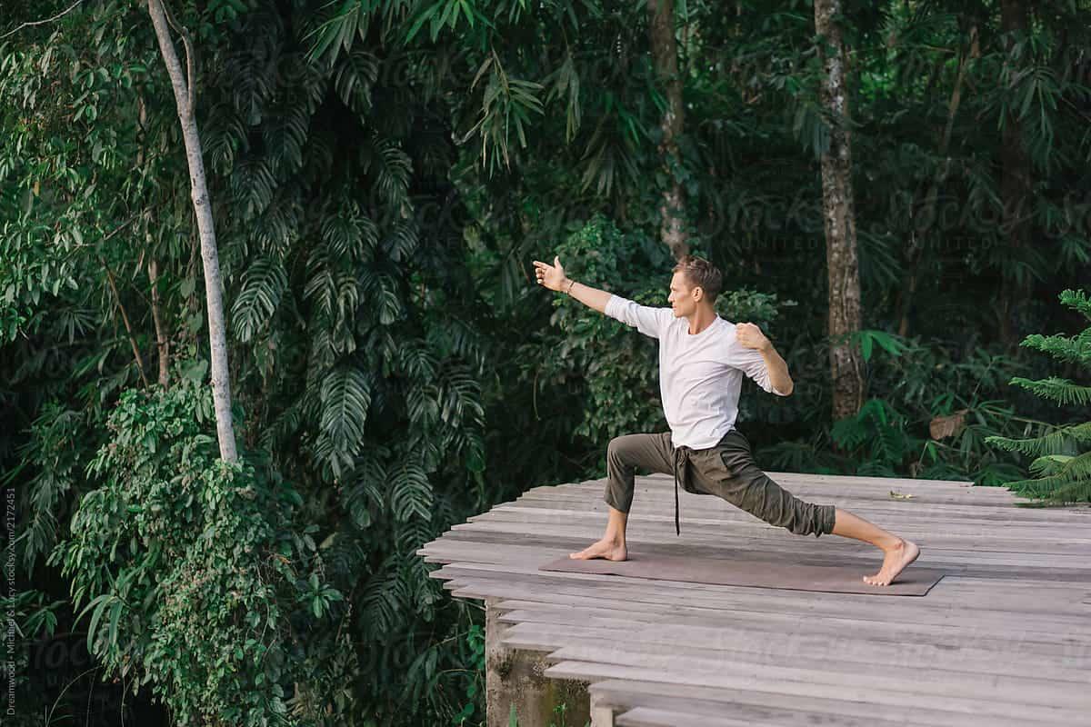 Per tenere corsi di yoga non è obbligatoria una certificazione o un diploma, ma sono richieste conoscenze teoriche e pratiche, motivazione e qualità personali adatte a fare da guida spirituale ai propri allievi.