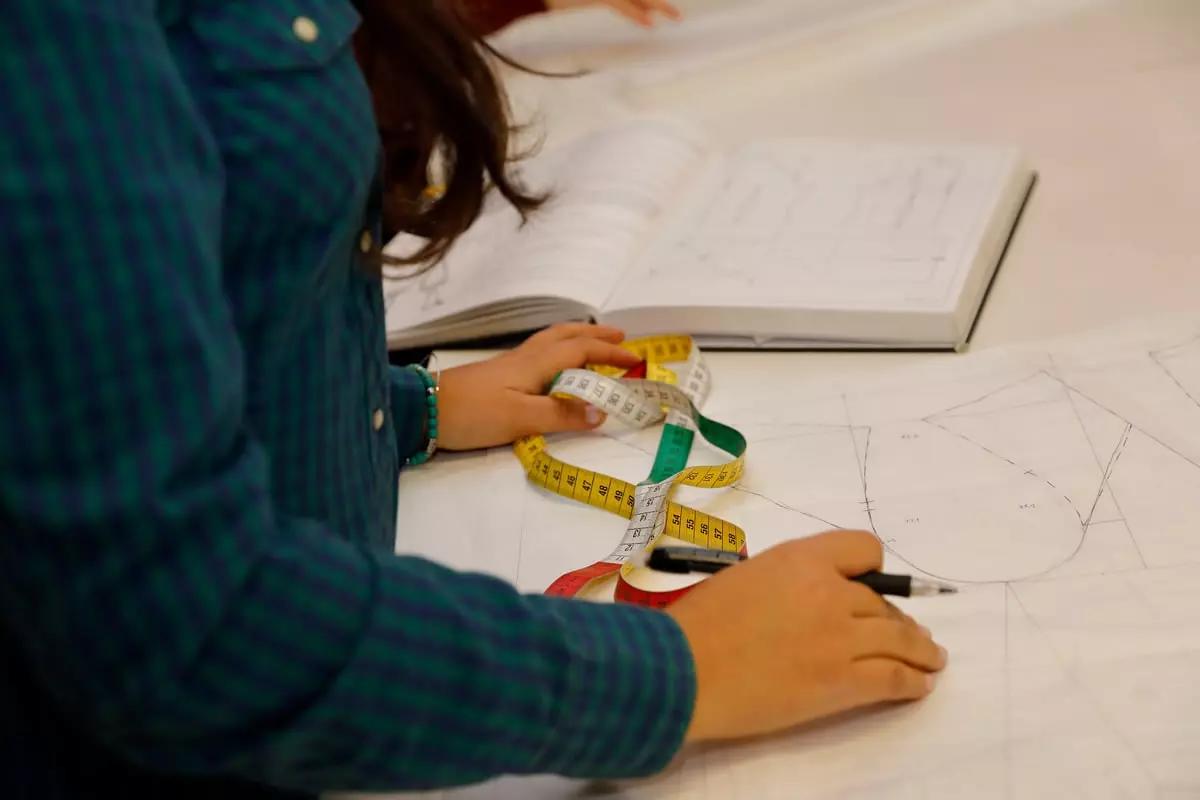 Un corso di cucito professionale è aperto a persone di qualunque età.