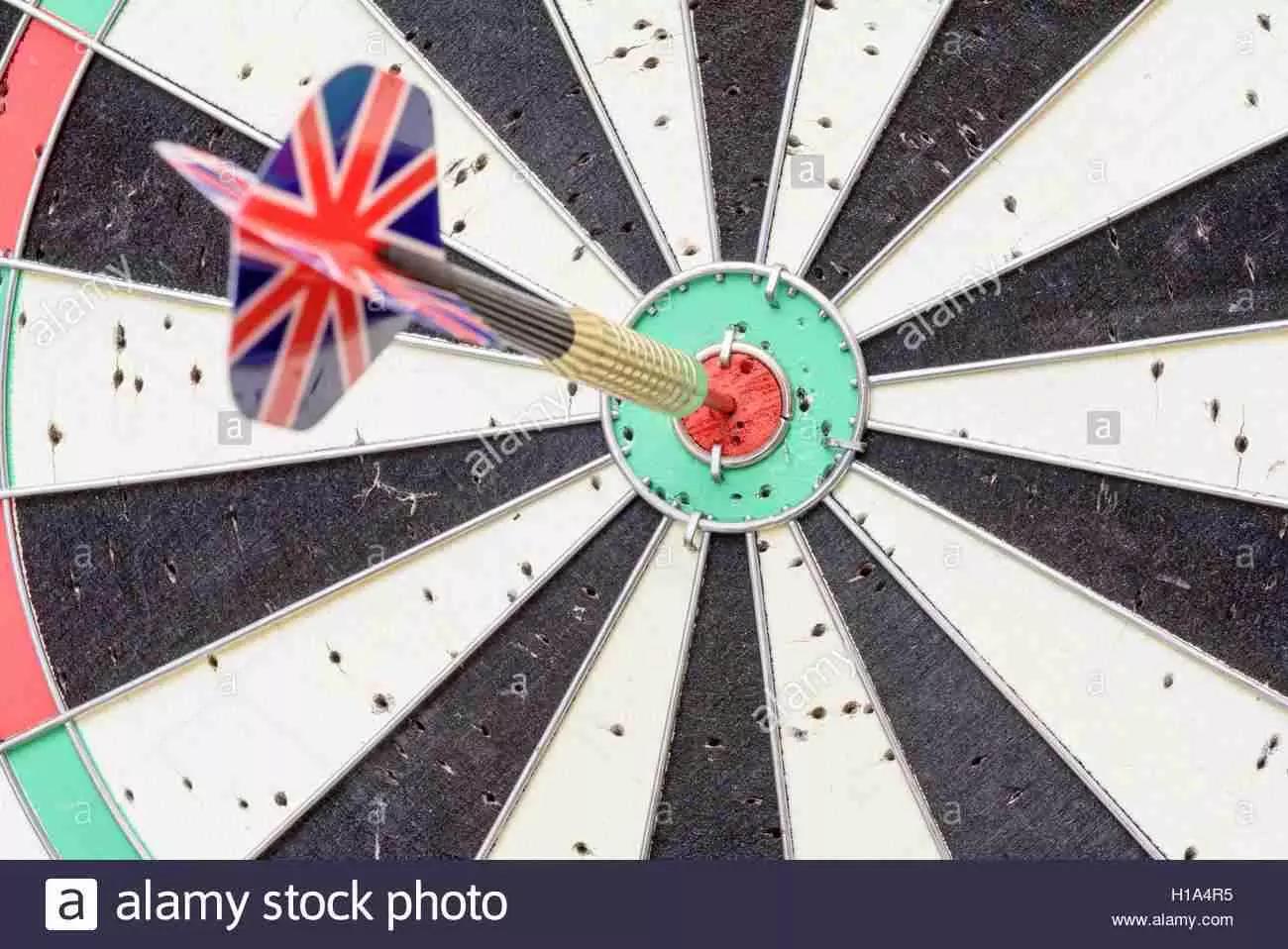 Niente di meglio di una serata tipicamente inglese: gioca alle freccette!