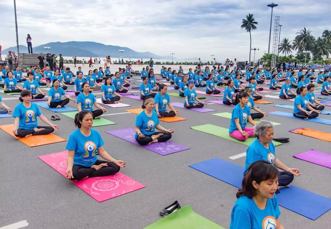 Ci sono tanti modi per diventare insegnanti di yoga.
