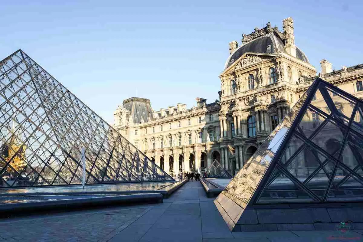 E, poi, il più banale dei motivi: visitare Parigi, conoscendo a fondo la lingua di Molière!