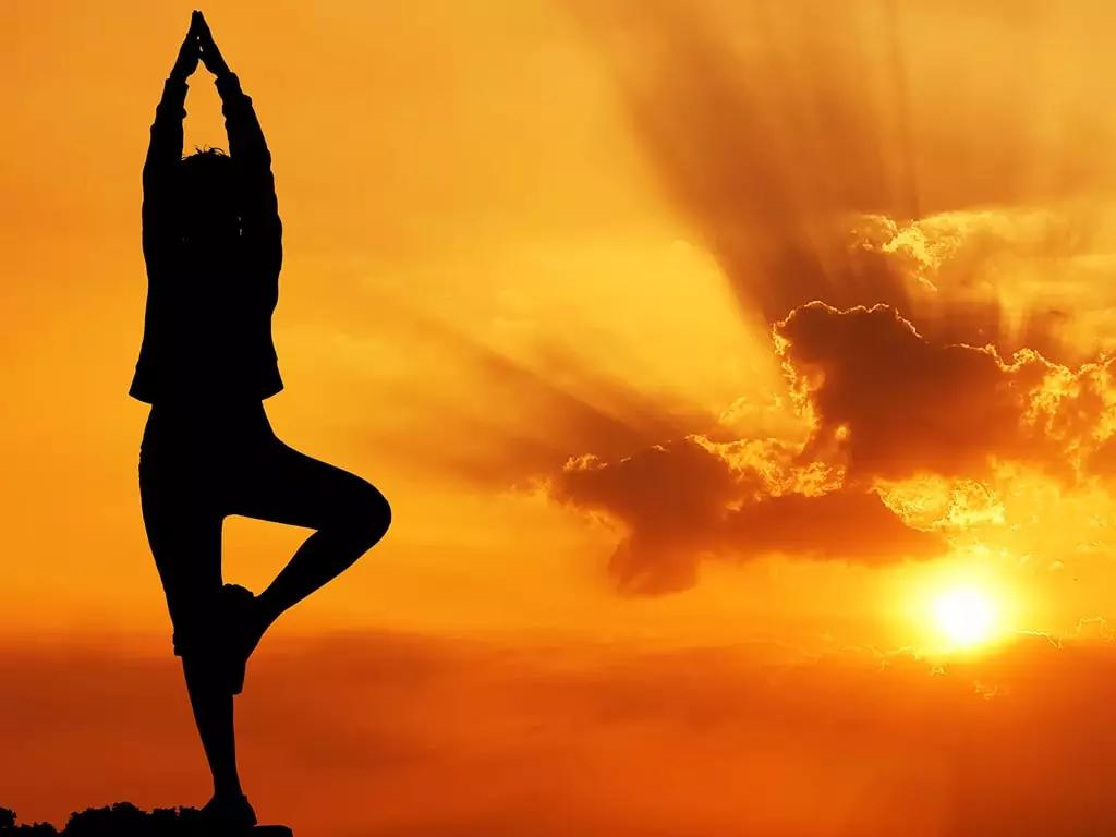 Per tenere coris di yoga come autonomo, dipendente o libero professionista non è obbligatorio avere una certificazione, ma se segui un corso di formazione riconosciuto e acquisisci il tutolo di istruttore di ginnastica yoga avrai vnataggi fiscali e professionali.