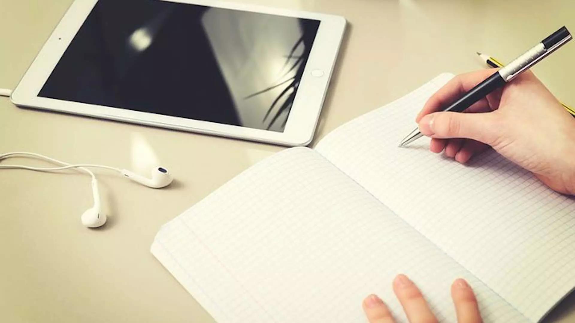 Imparare inglese con un amico di penna è più divertente se sei costante, cerchi di diversificare il vocabolario e mettere in pratica delle regole nuove ogni volta che scrivi.