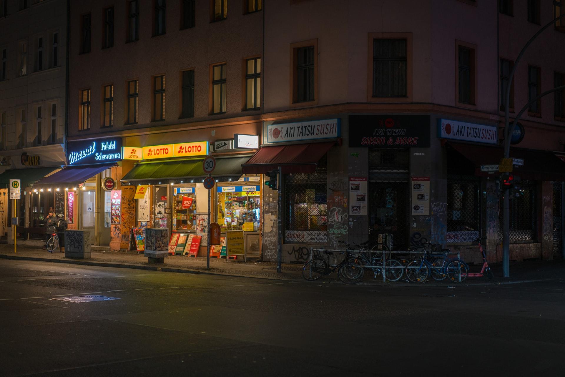 Kreuzberg è un quartiere particolarmente vivo sia di notte che di giorno.