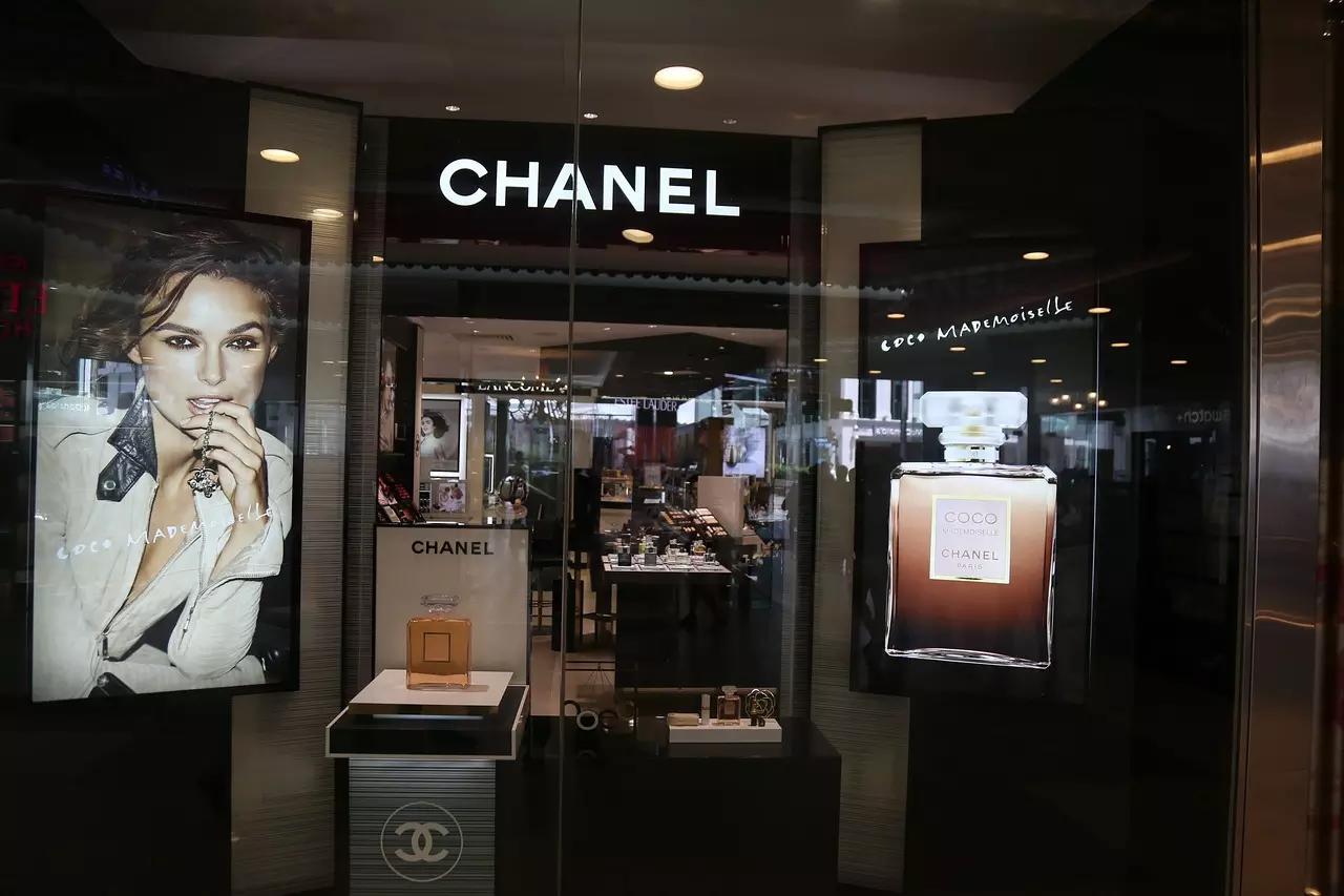 Logo e vetrina della Chanel di Parigi.