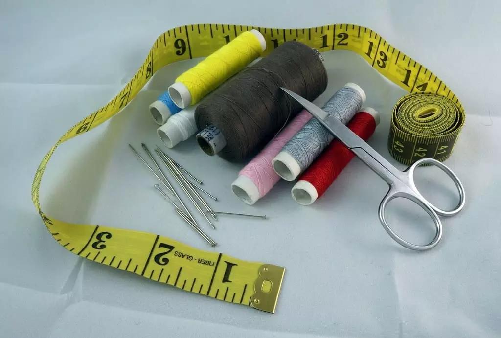 Con un corso di cucito puoi imparare ad assemblare i jeans e altri tessuti spessi con la cucitura doppia, una cucitura resistente e di qualità.