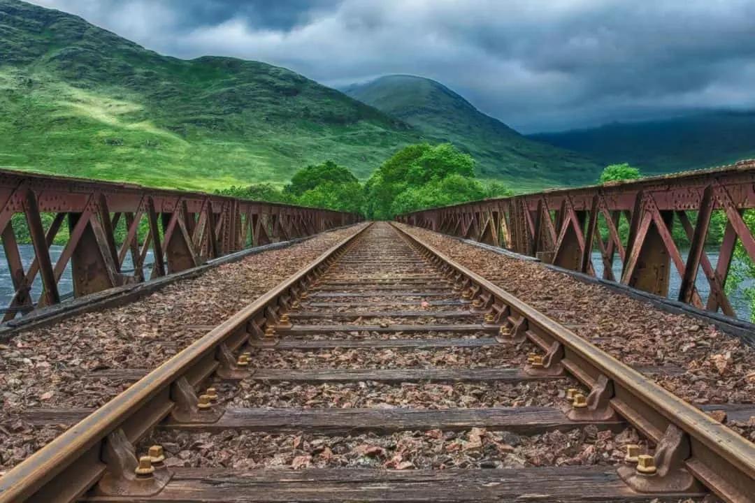 L'inglese scozzese è la variante dell'inglese che si parla in Scozia, da non confondere con altre due lingue come il gaelico scozzese, la lingua autoctona, e la lingua scots, una lingua germanica simile all'inglese parlata dagli Angli.