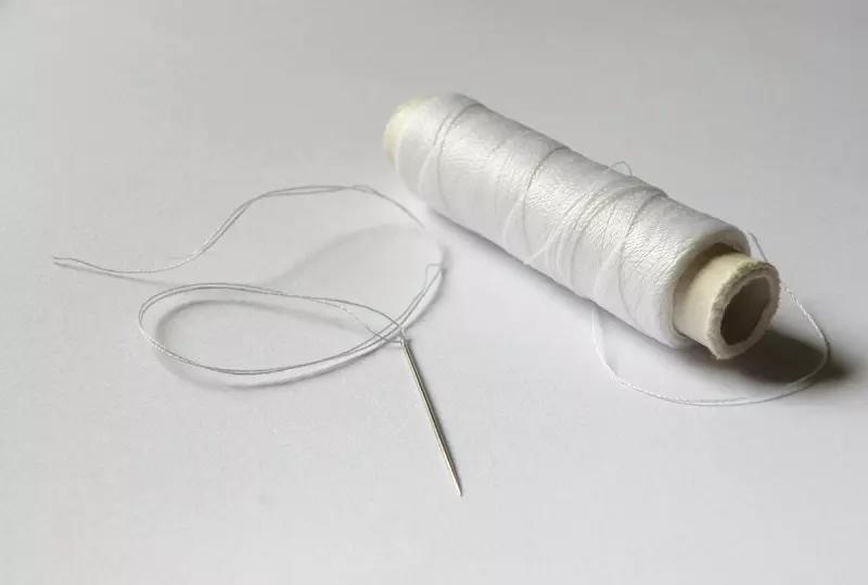 Ago e filo per imparare a cucire a zig-zag.