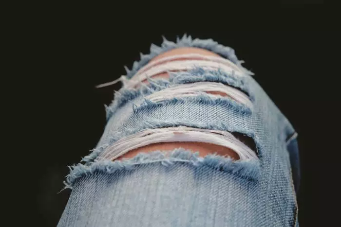 Anche se i jeans strappati stanno tornando di moda, è comunque utile saperli ricucire.