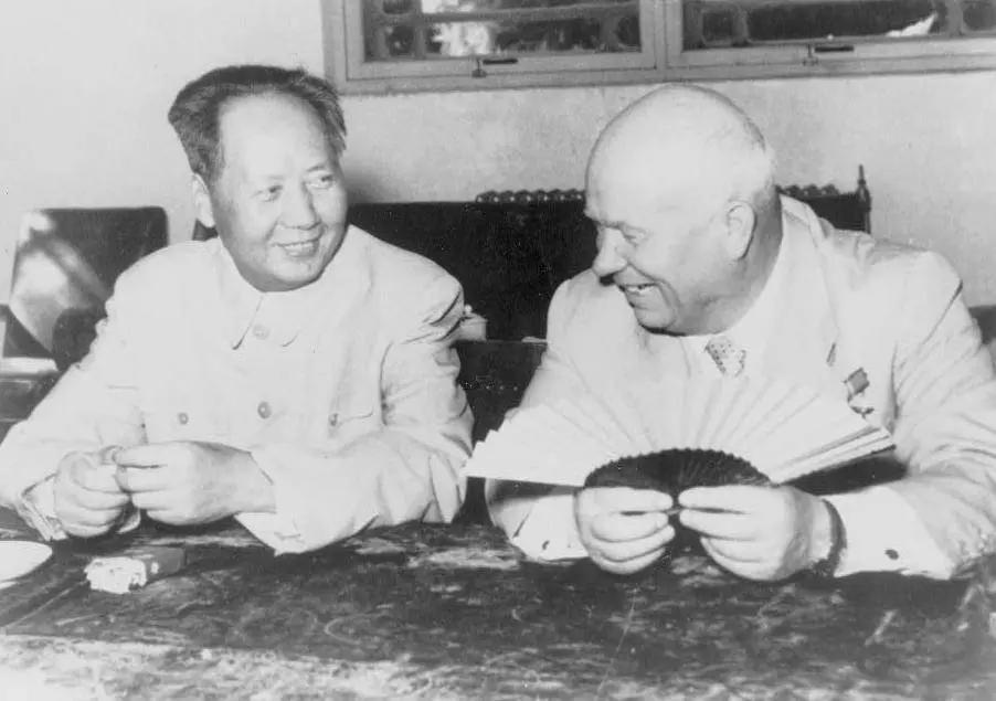 Durante la guerra fredda, una buona parte delle nazioni del mondo si allearono con il blocco comunista o con quello capitalista.
