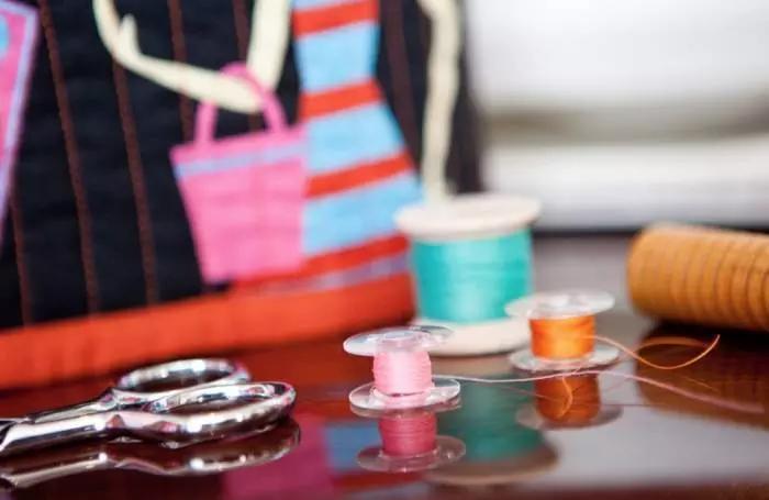 Preparate tutti il necessario per cucire.