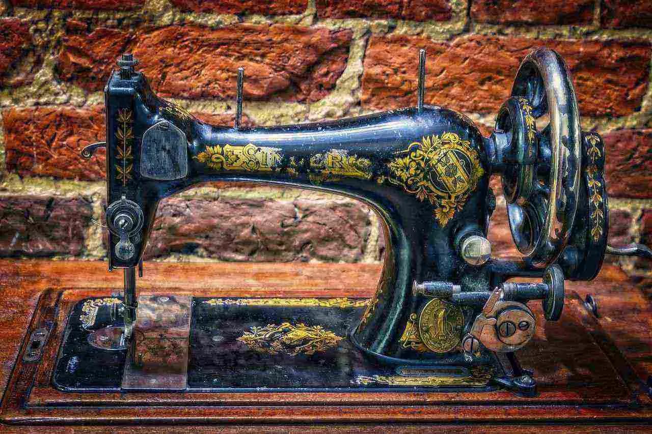 Per cucire una cerniera su dei jeans, è obbligatorio utilizzare una macchina da cucire!