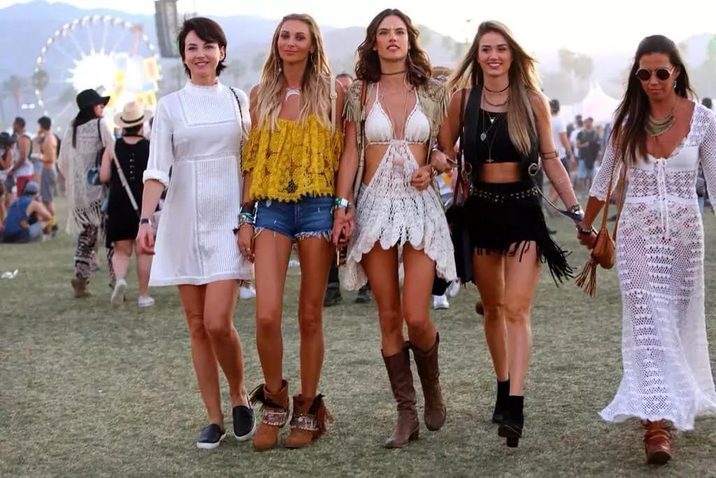 Anche i giovani di oggi amano l'uncinetto.