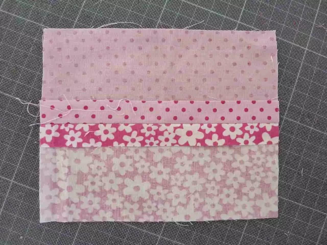 La cucitura aperta e il ferro da stiro mettono insieme due tessuti spessi.