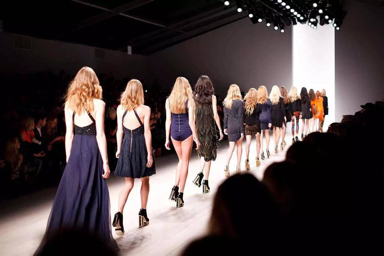 Alla base di una sfilata di moda, ci sono sempre delle mani che lavorano!