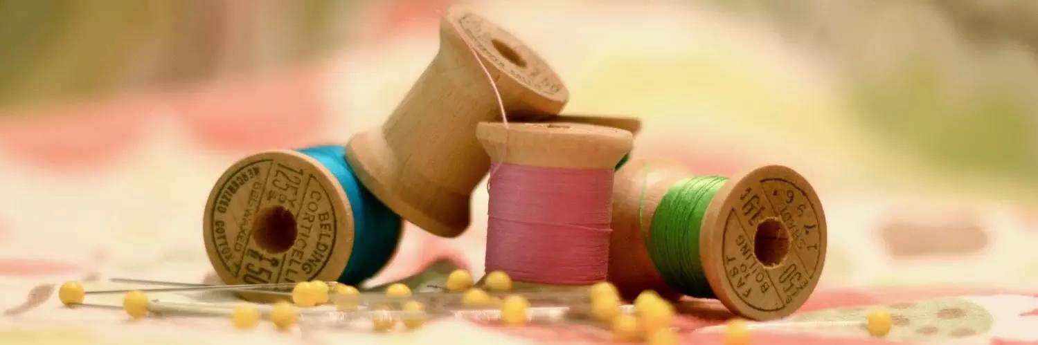 A Napoli e provincia ci sono mille modi per seguire corsi di cucito imparando i segreti della sartoria napoletana nelle botteghe storiche, nelle associazioni, presso gli istituti di moda e con un insegnante a domicilio.
