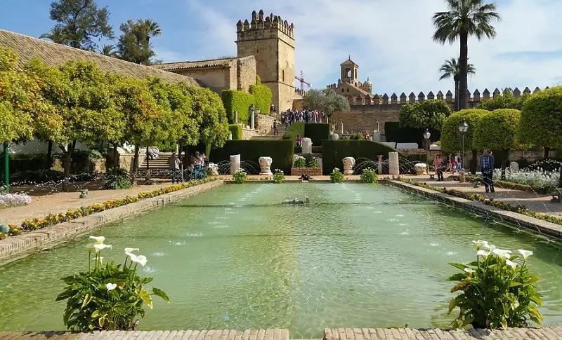 L'architettura della città ti incanterà.