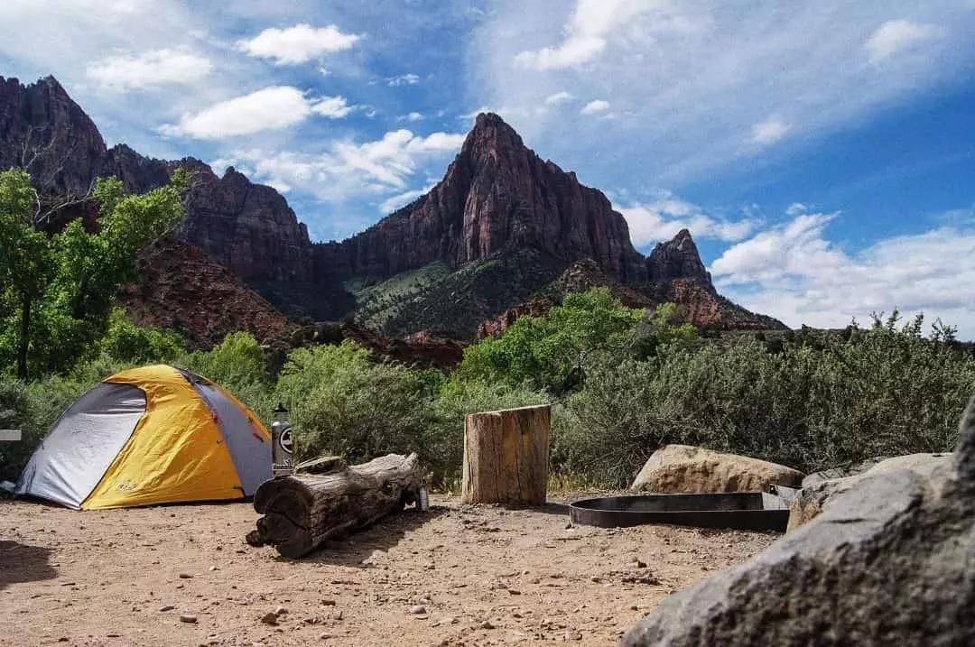 Chi ama la natura può pensare di dormire in campeggio sulle montagne del Marocco.