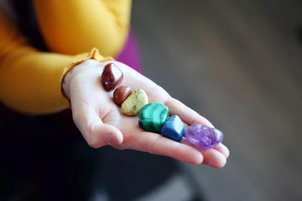 Tutti i chakra sono associati a un colore e a una pietra.
